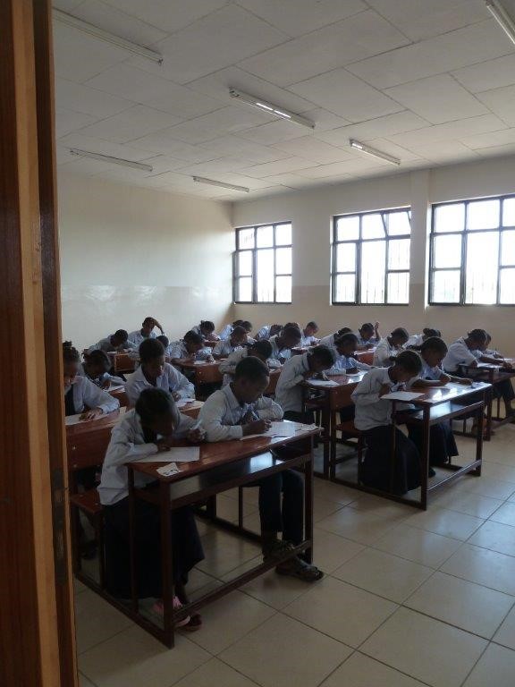 Die Schüler der Grundschule in AlemTena schreiben einen Test