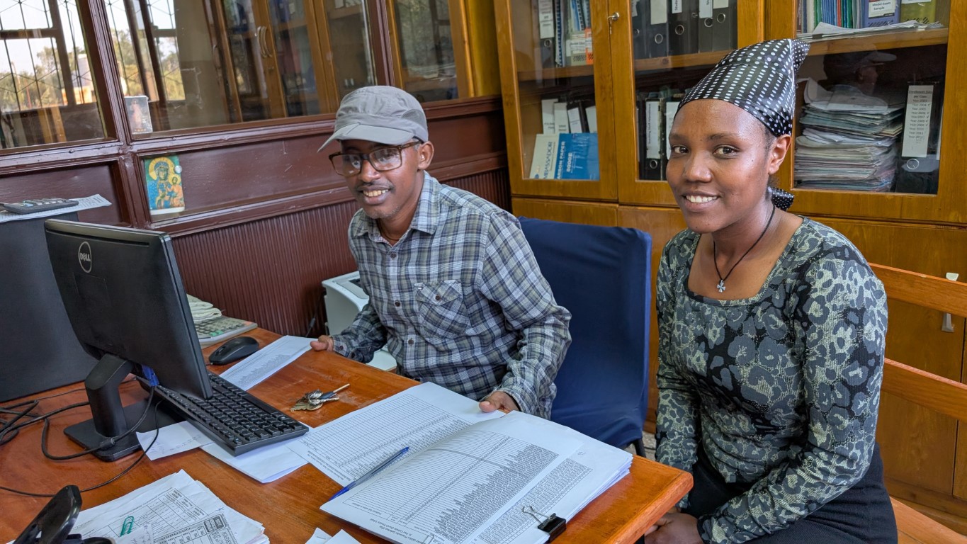 Direktor Ayele und seine Verwaltungskraft Eshete am Schulkomplex in Alem Tena